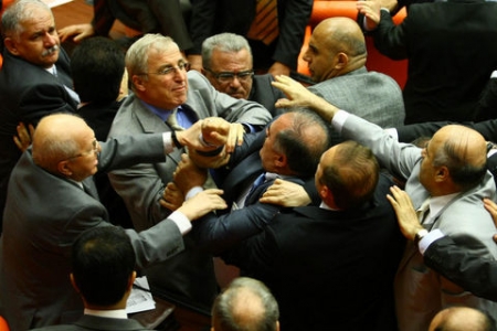 Meclis'te ağır siklet güreş 2