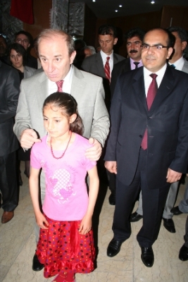 Vali Öztürk belgelerini verdi! 3