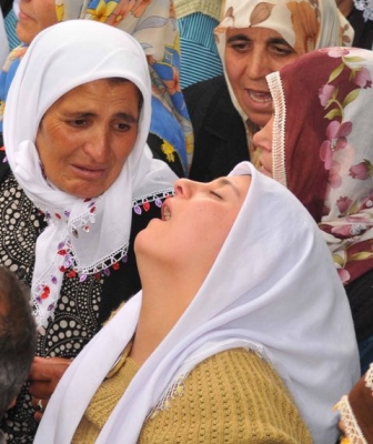 Orada Bir köy Var Uzakta!... 13
