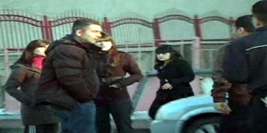 Polis güçlükle ayırdı!