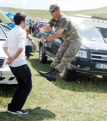 Hançer barında Dadaş'a taş çıkarttı 1