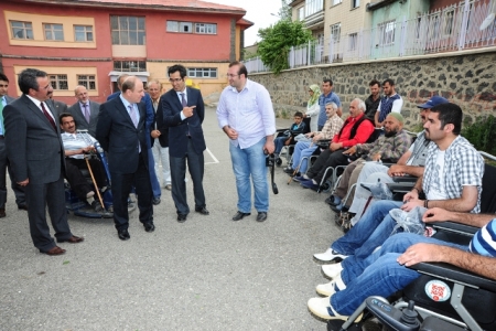 Erzurum'da akülü araba dağıtıldı 2