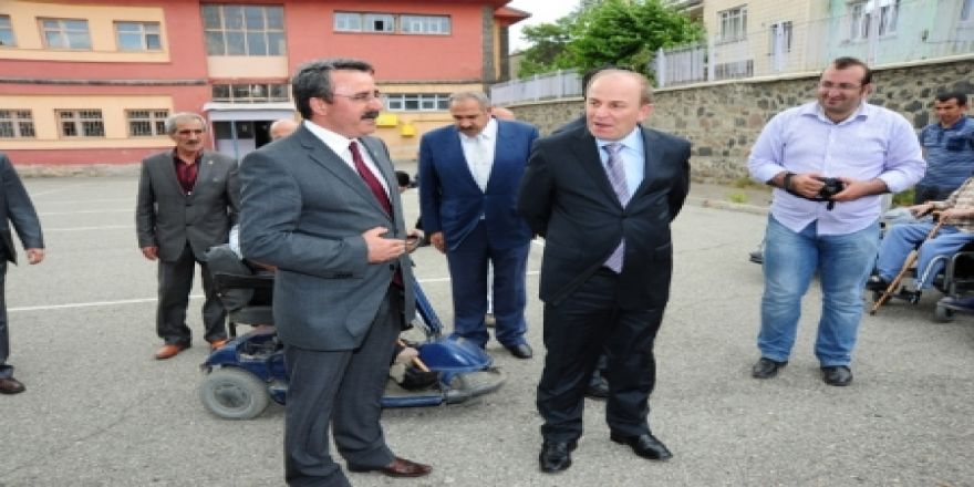 Erzurum'da akülü araba dağıtıldı