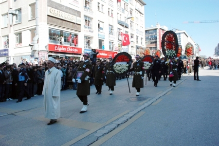 Onbinler meydana sığmadı 16