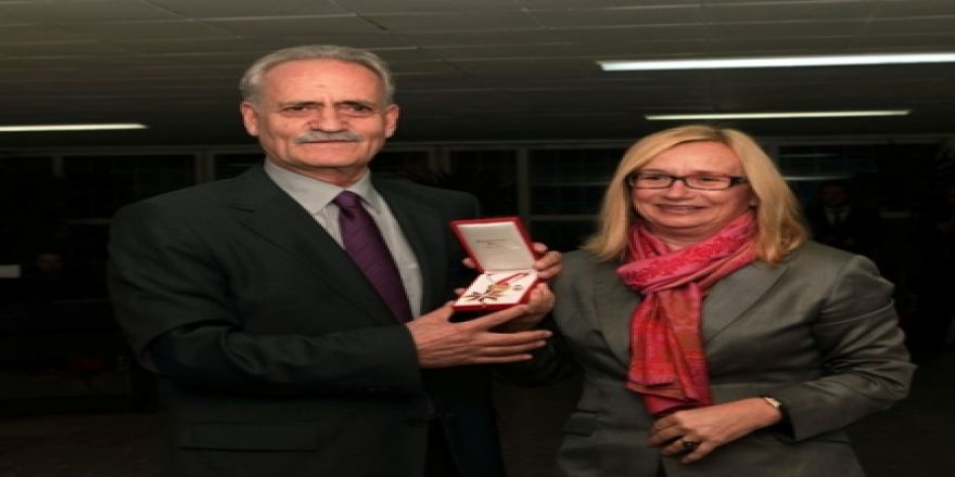 Yılmaz, ödülünü aldı!