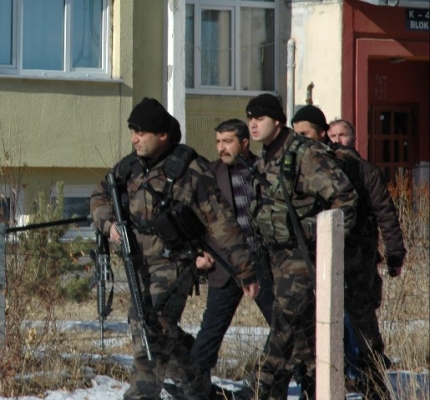 İki polis bıçaklı saldırıya uğradı! 2