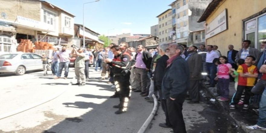 Çıkan yangında 3 kişi mahsur kaldı