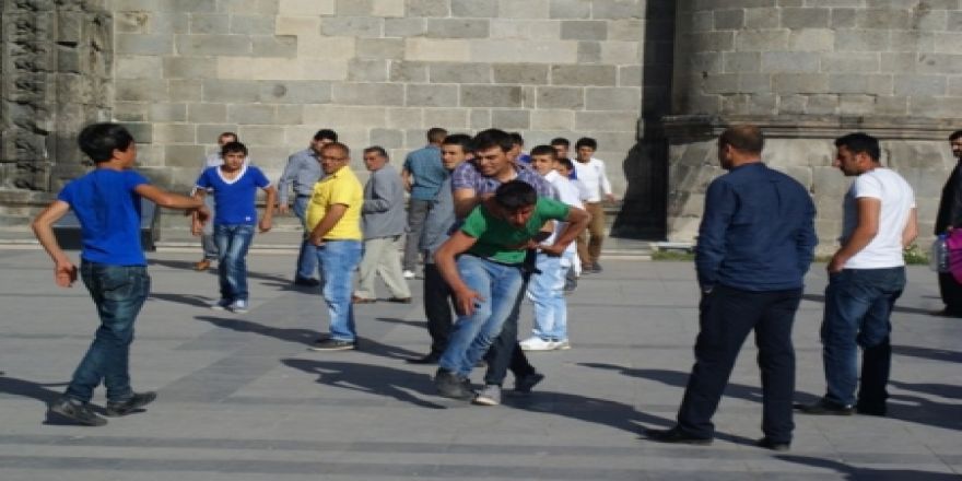 Alkol alıp, bir birlerini dövdüler!