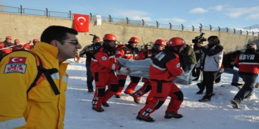 İki ambulans çarpıştı!