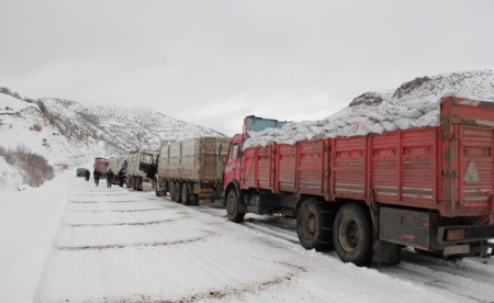 Erzurum'da kamyonlar yolda mahsur kaldı 1