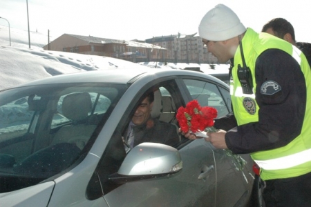 Tarfik Polisleri karanfil dağıttı! 1