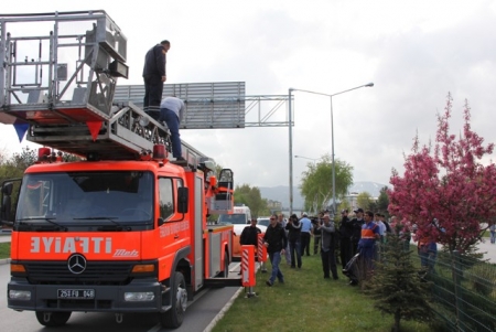 Tabelaya çıkıp intihara teşebbüs etti 5