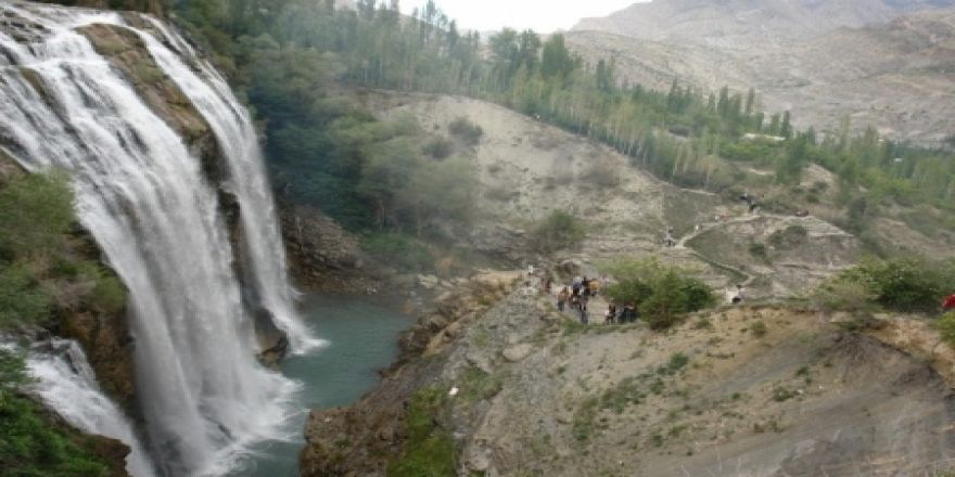 Tortum Şelalesi'ne ziyaretçi akını