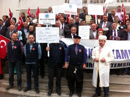 Valilik önünde 'Andımız' protestosu 3