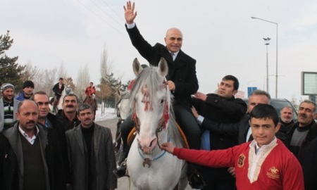 Korkut Başbakan gibi karşılandı 2