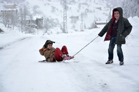 Rize-Erzurum karayolu çocuklara kaldı 1