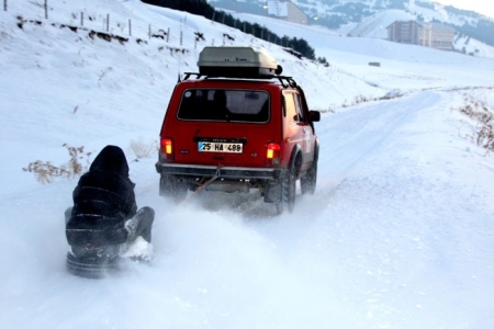 Kar üzerinde tekerlekli adrenalin keyfi 10