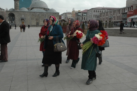 Yakutiye'den kadınlara çiçek 1