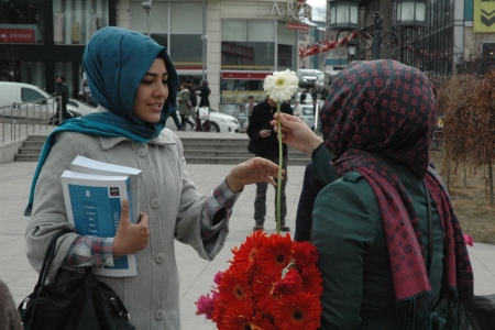 Yakutiye'den kadınlara çiçek 3