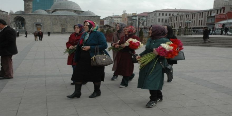 Yakutiye'den kadınlara çiçek