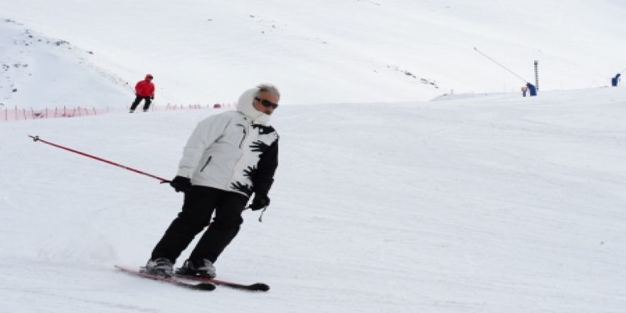 Palandöken'de kayak keyfi sürüyor