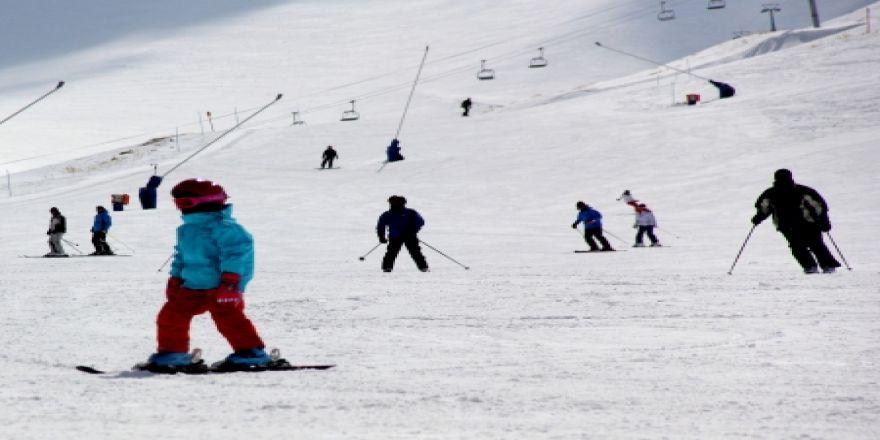 Erzurum'da Nisan ayında kayak keyfi