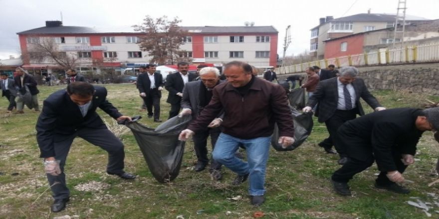 Başkanın ilk işi çöp toplamak oldu!