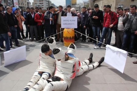 Katliamları tiyatro ile protesto ettiler 8