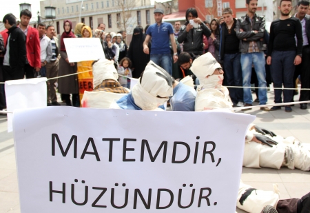 Katliamları tiyatro ile protesto ettiler 9