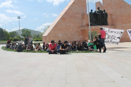 Atatürk Üniversitesi'nde oturma eylemi 1
