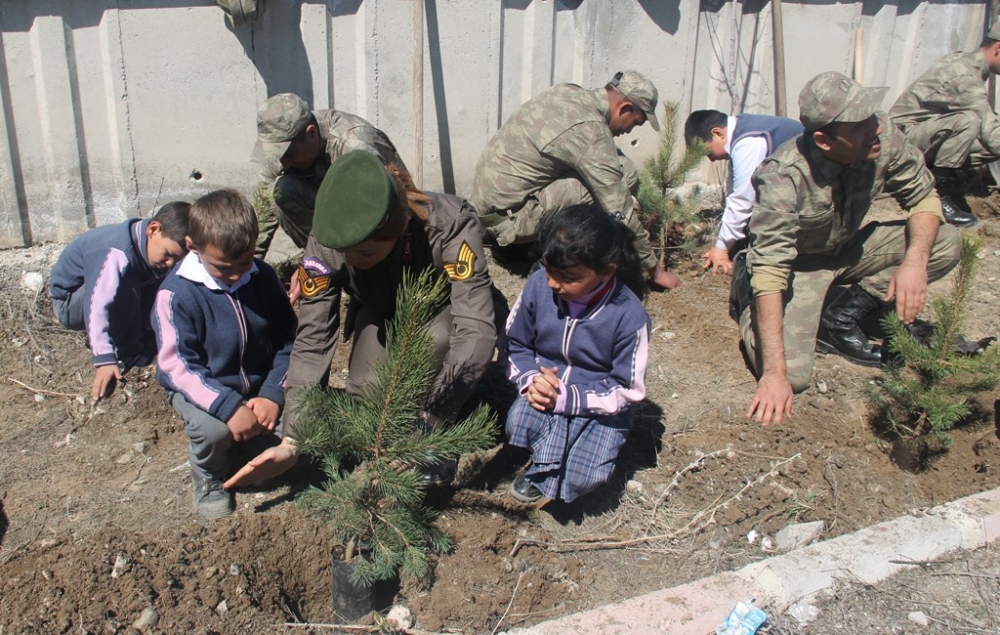 Jandarma personeli öğrencilerle ağaç dikti 2