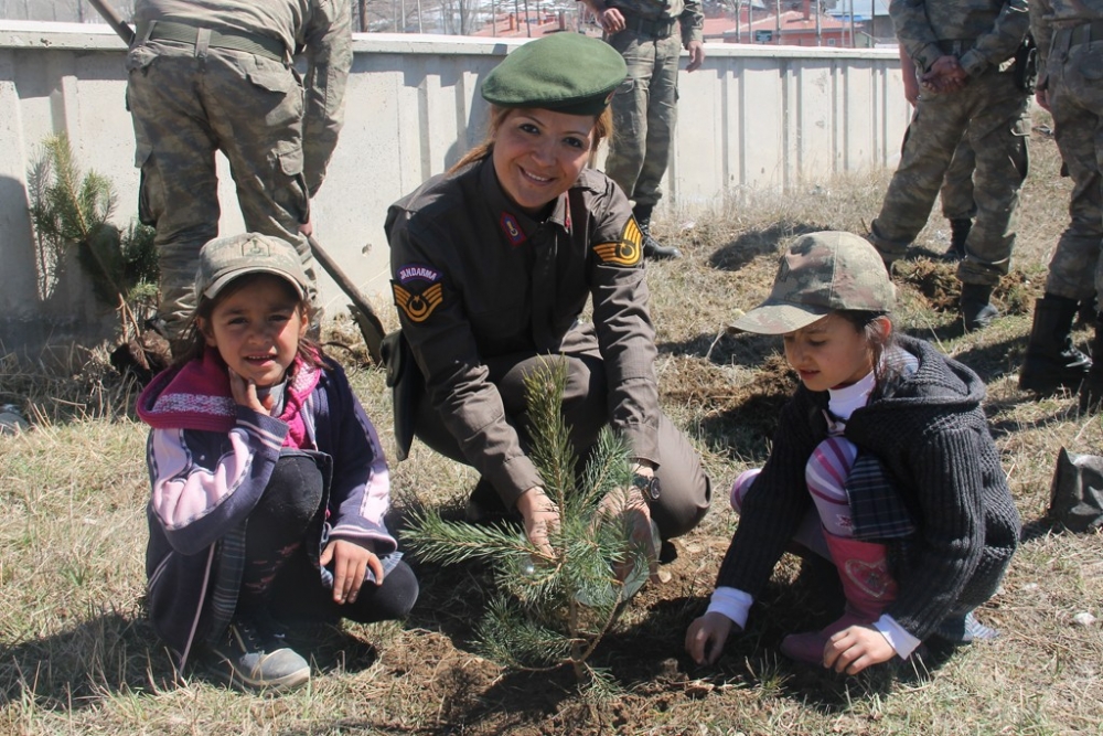 Jandarma personeli öğrencilerle ağaç dikti 3