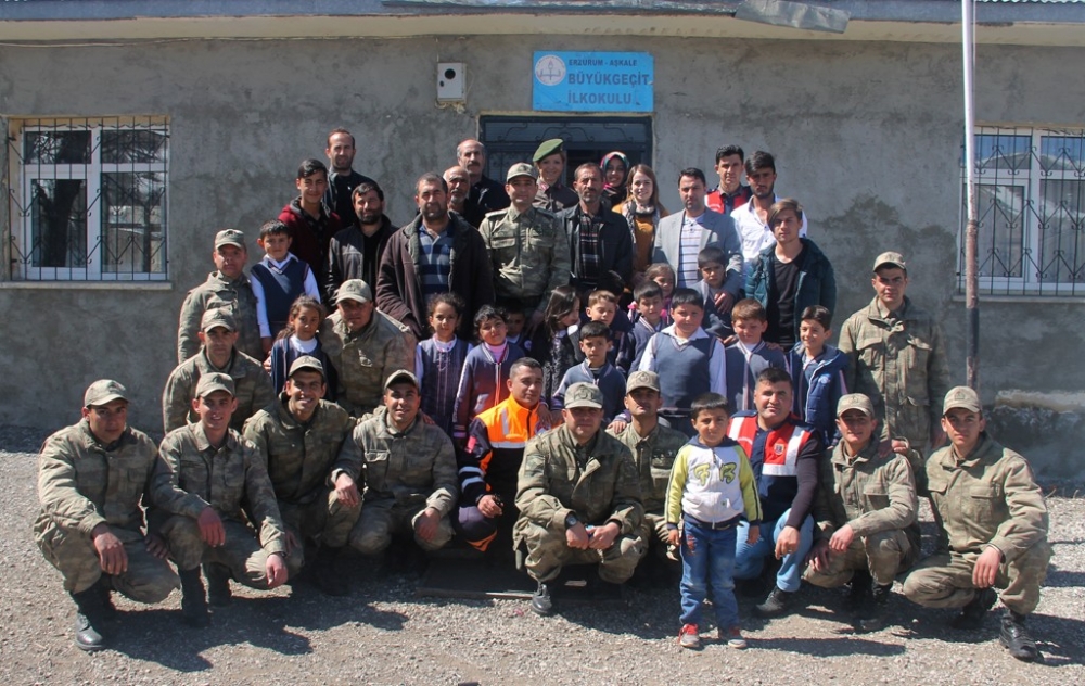 Jandarma personeli öğrencilerle ağaç dikti 4