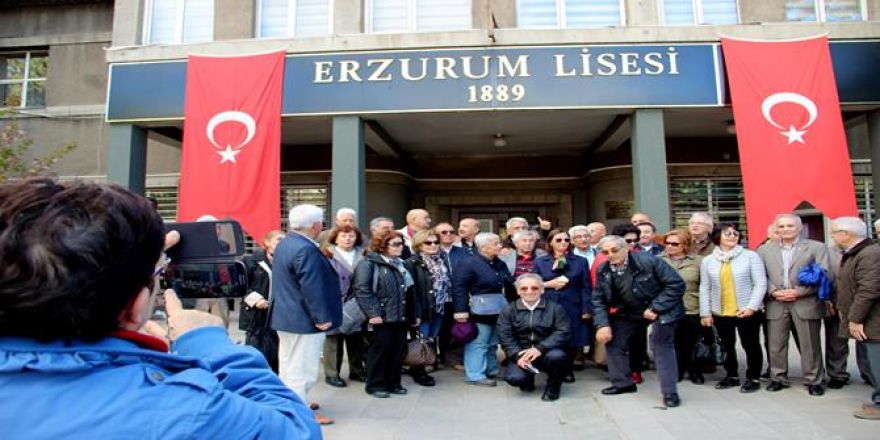 50 yıl önce mezun oldukları lisede buluştular