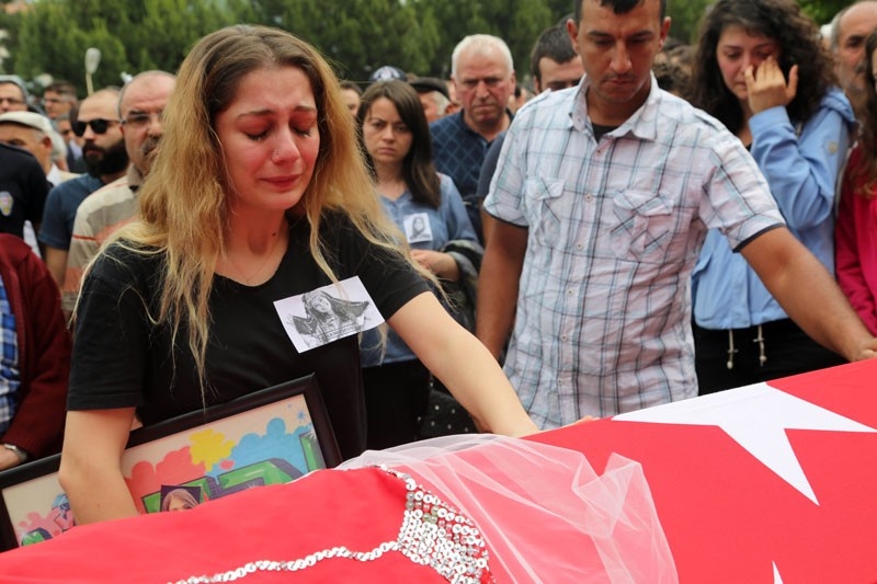 'Aybüke Öğretmen'e duvaklı veda Bakan Yılmaz bile ağladı 10