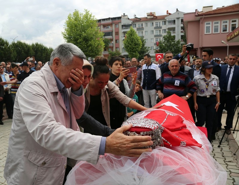 'Aybüke Öğretmen'e duvaklı veda Bakan Yılmaz bile ağladı 11