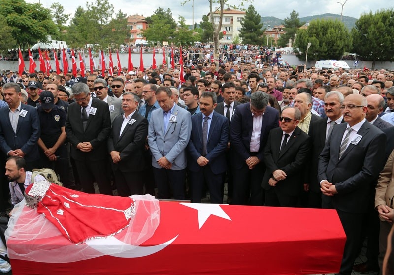 'Aybüke Öğretmen'e duvaklı veda Bakan Yılmaz bile ağladı 3