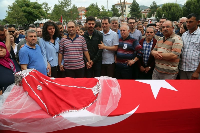 'Aybüke Öğretmen'e duvaklı veda Bakan Yılmaz bile ağladı 8