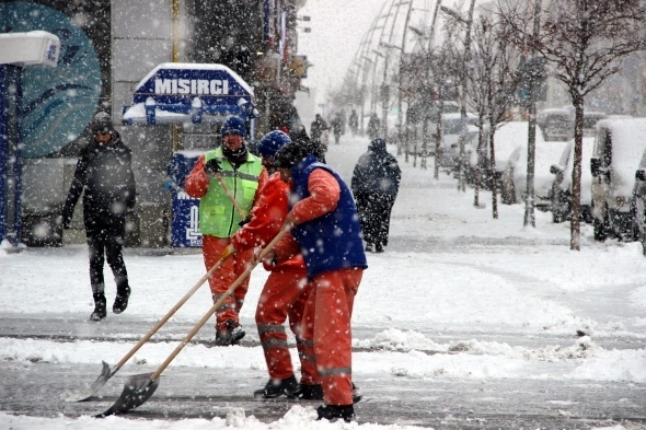 Erzurum’da kent merkezi beyaza bürüdü 1