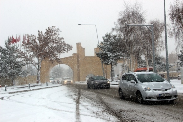 Erzurum’da kent merkezi beyaza bürüdü 11