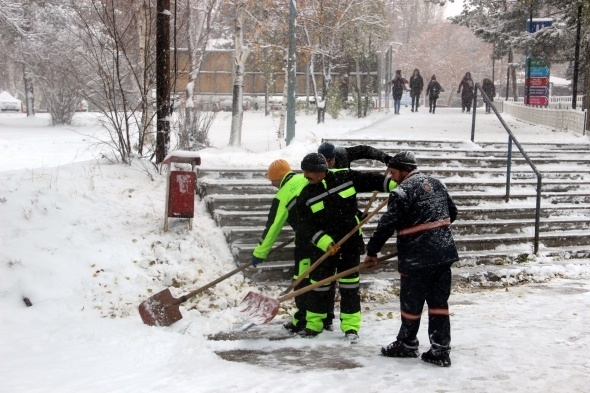 Erzurum’da kent merkezi beyaza bürüdü 13