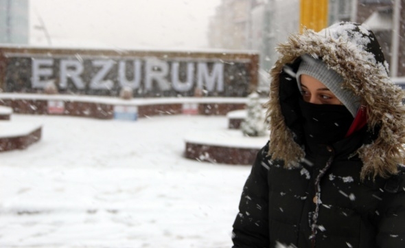 Erzurum’da kent merkezi beyaza bürüdü 3