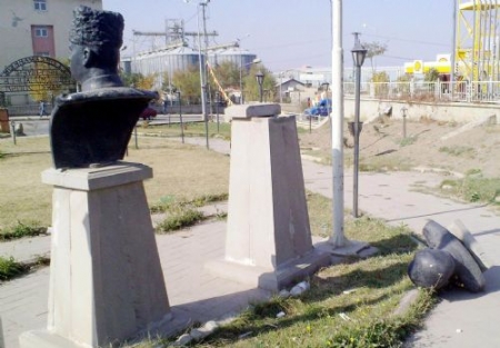 Erzurum'da Ata'ya saldırdılar! 2