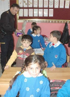 Polis sınıflara böyle girdi!.. 2