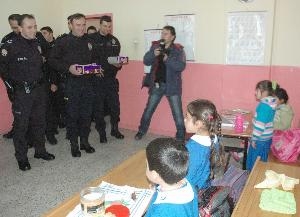 Polis sınıflara böyle girdi!.. 3