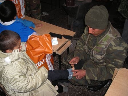 Hınıs’ta 450 öğrenci giydirdiler! 4