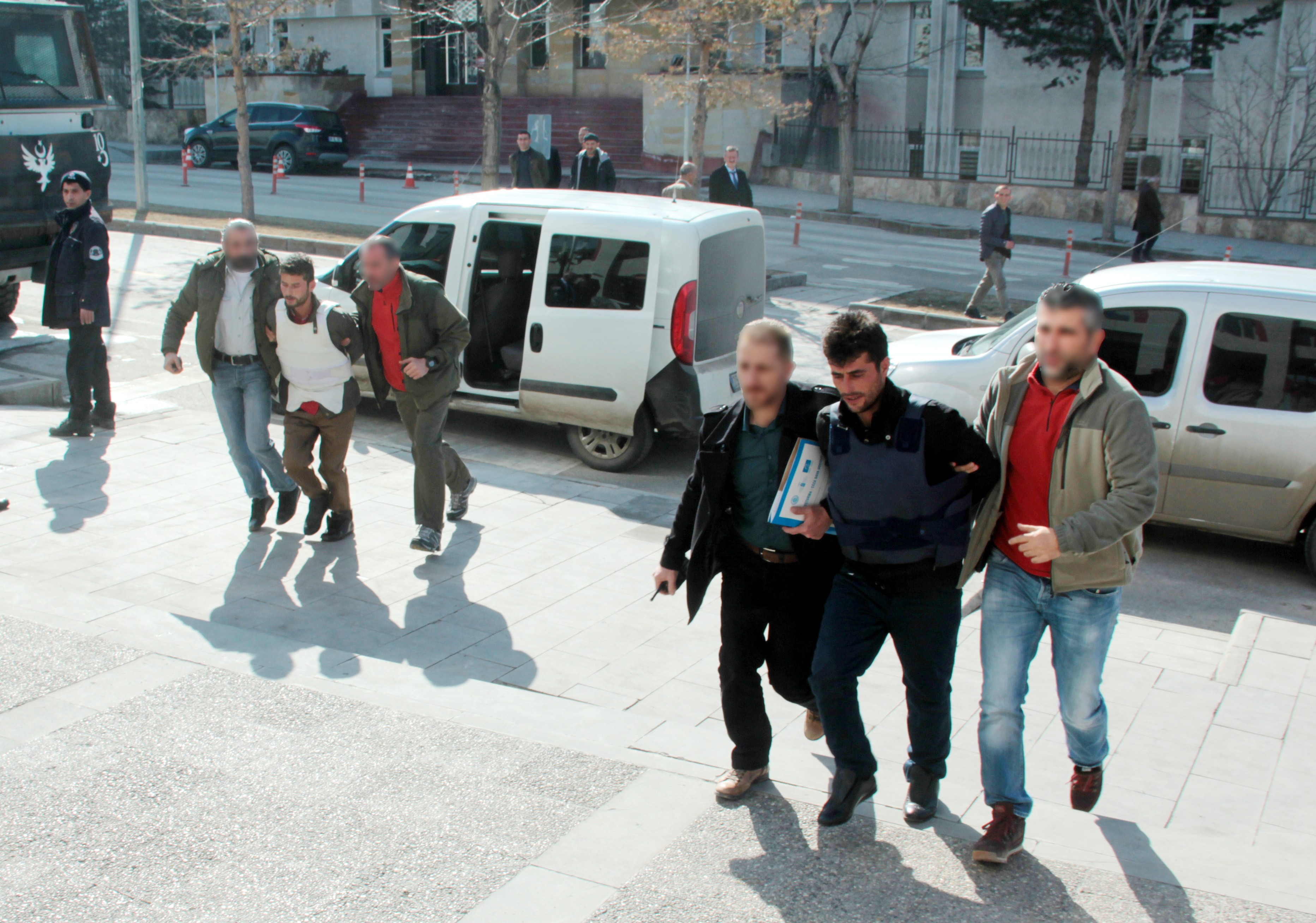 O katil zanlıları adliyeye çıkarıldı