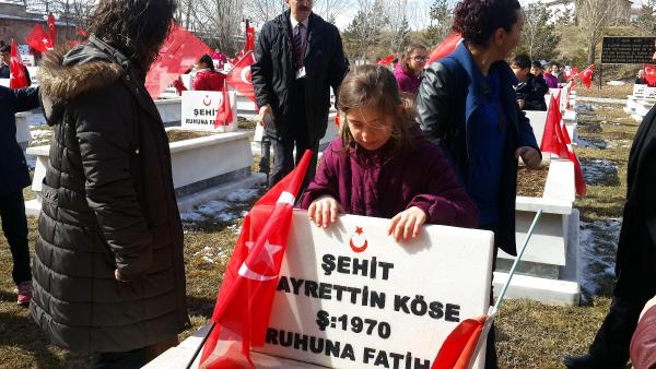 Öğrenciler, Nene Hatun ve şehitlerin mezarını ziyaret etti