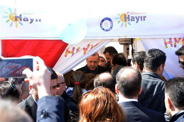 Cumhurbaşkanı Erdoğan, 'hayır' çadırına uğradı
