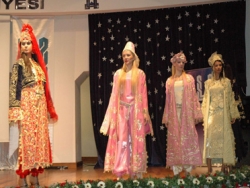 Yöresel kıyafetled sergilendi